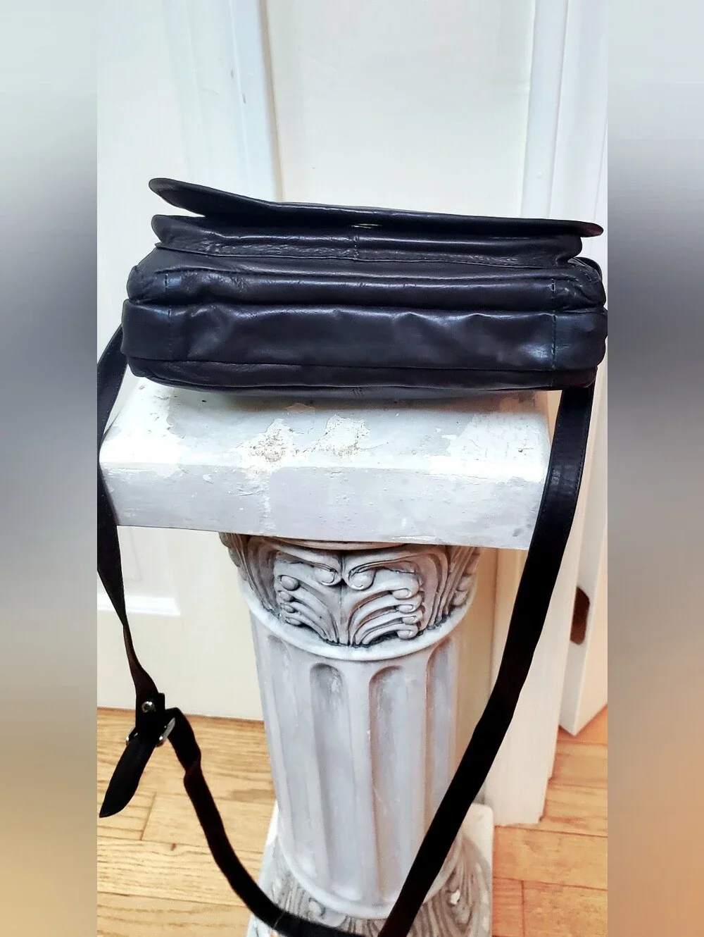 Wilsons Leather Men's Black Leather Messenger Crossbody Bag